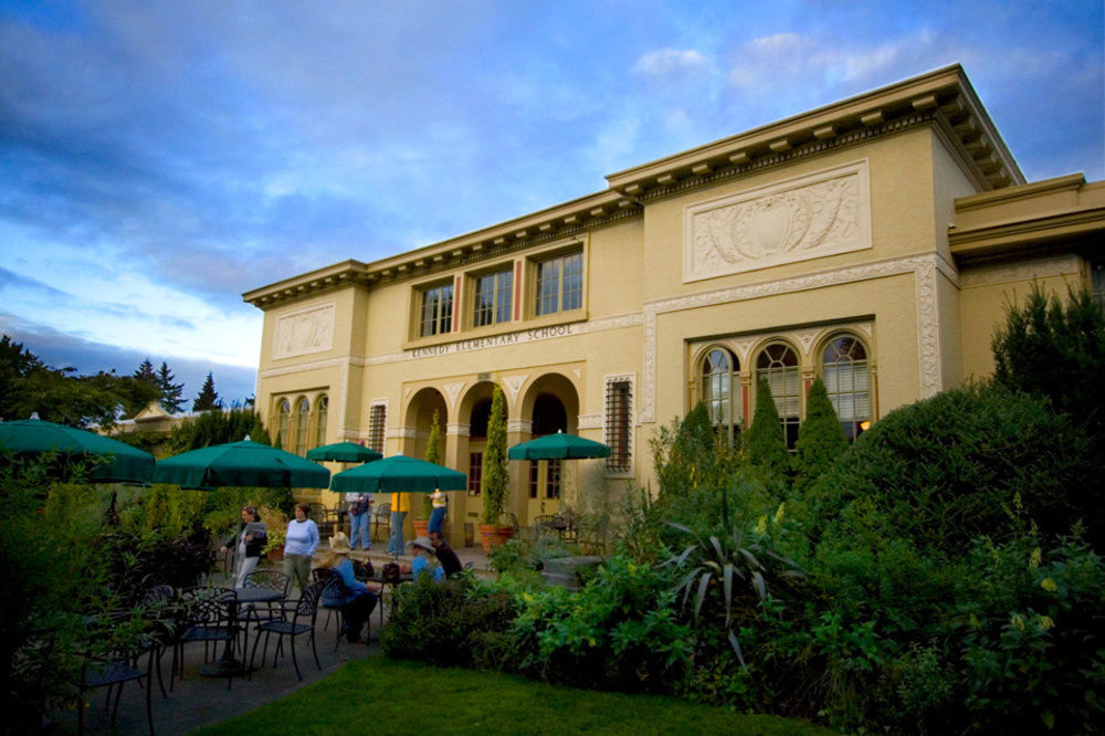 Hotel McMenamins Kennedy School Portland Exterior foto