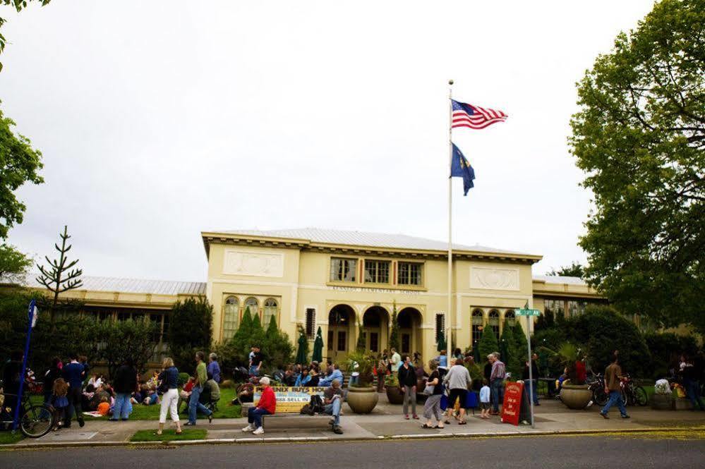 Hotel McMenamins Kennedy School Portland Exterior foto